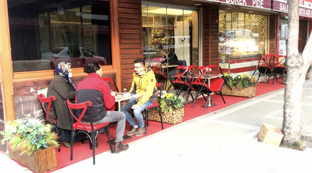 Börekçi önünde ayakta, koronavirüs kahvaltısı