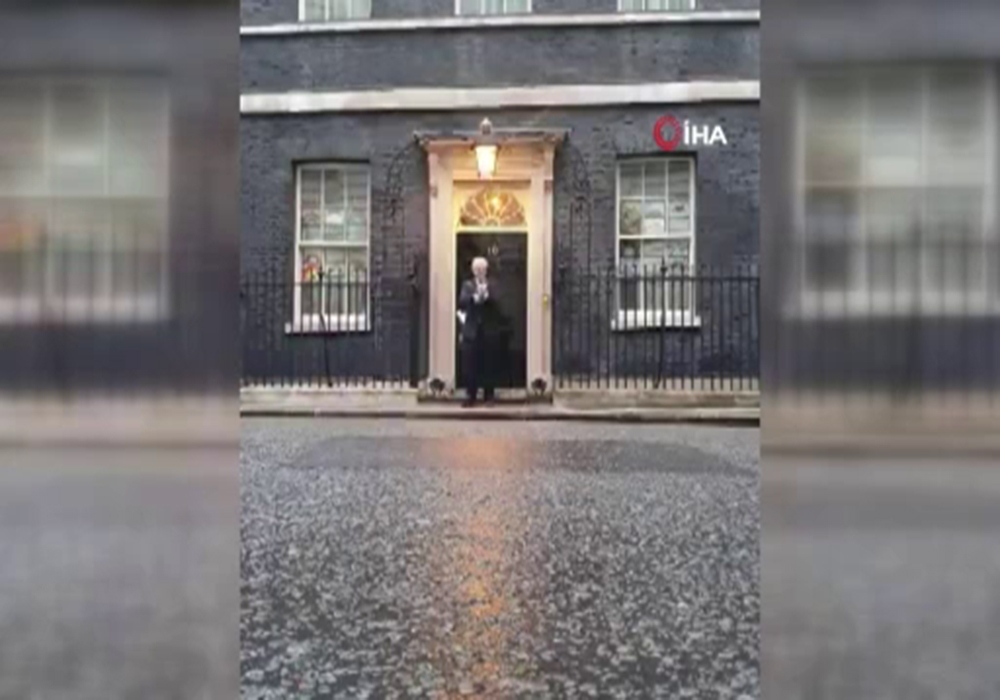 Boris Johnson’dan sağlık çalışanlarına alkışlı destek