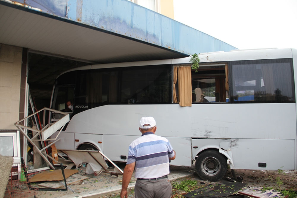 Boş dükkana giren otobüs bina sahiplerini ayağa kaldırdı