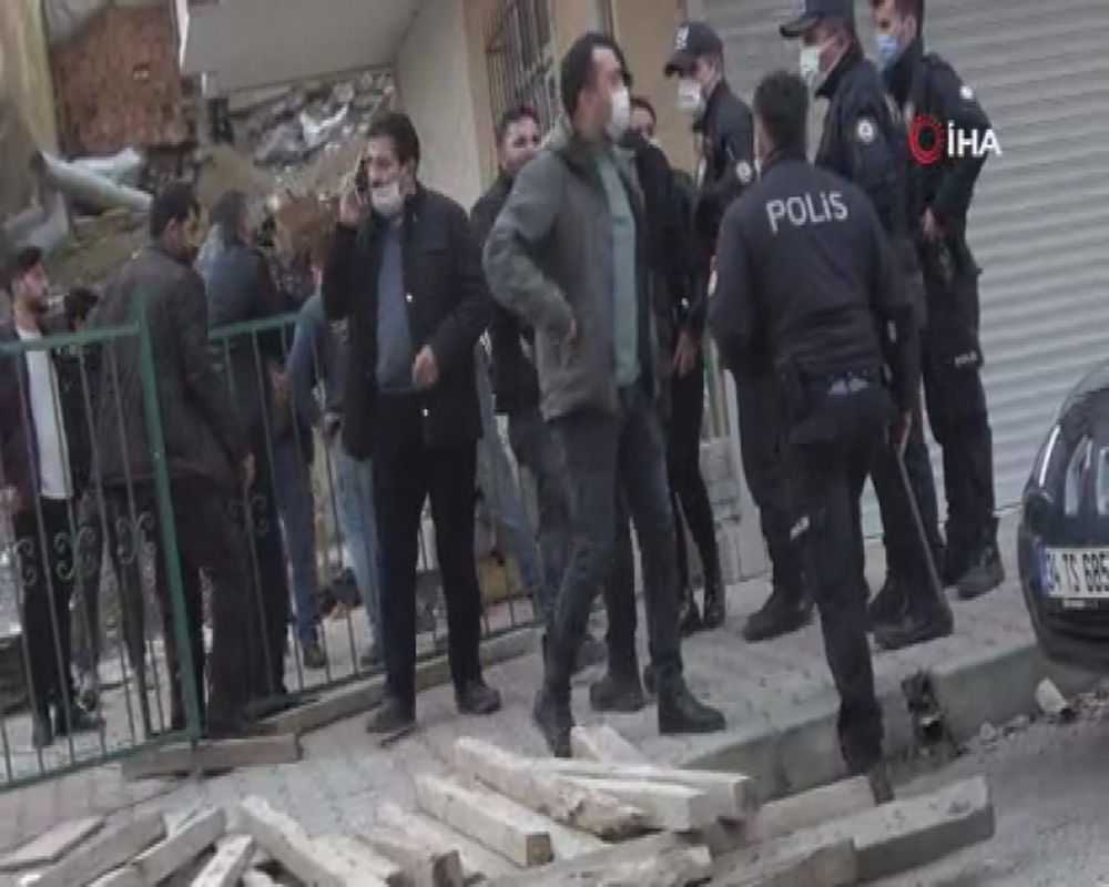 Boş sokakta yol kavgası ettiler, polis havaya ateş açarak ayırabildi