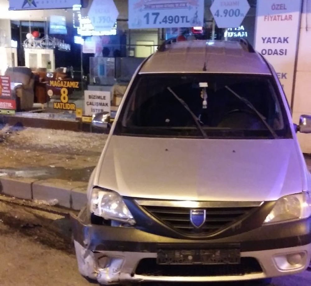 Boş yolda feci kaza anı kamerada