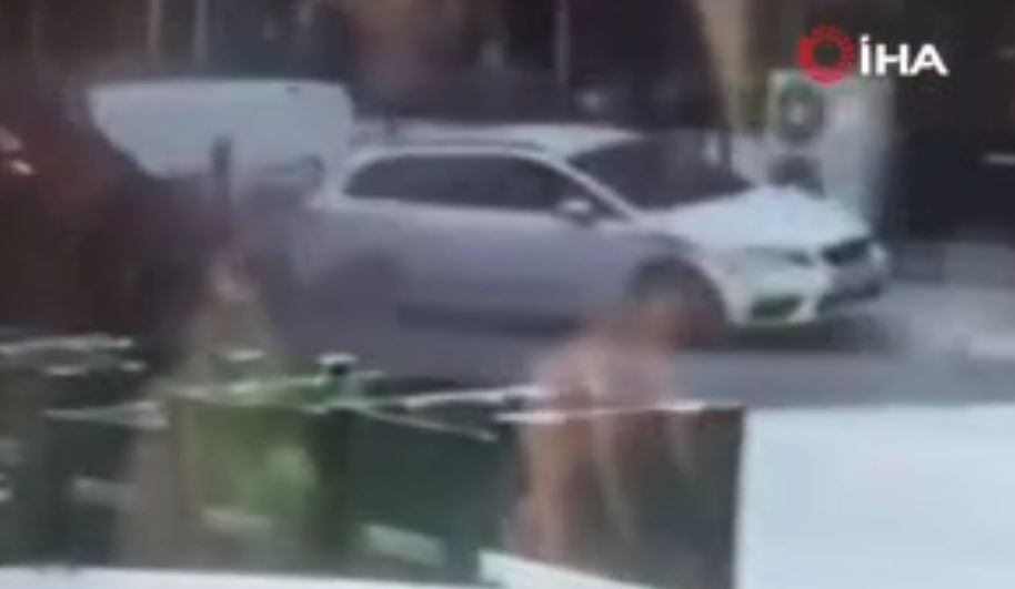 Boş yolda park halindeki araca çarpıp takla attı, kaza anı kameraya yansıdı