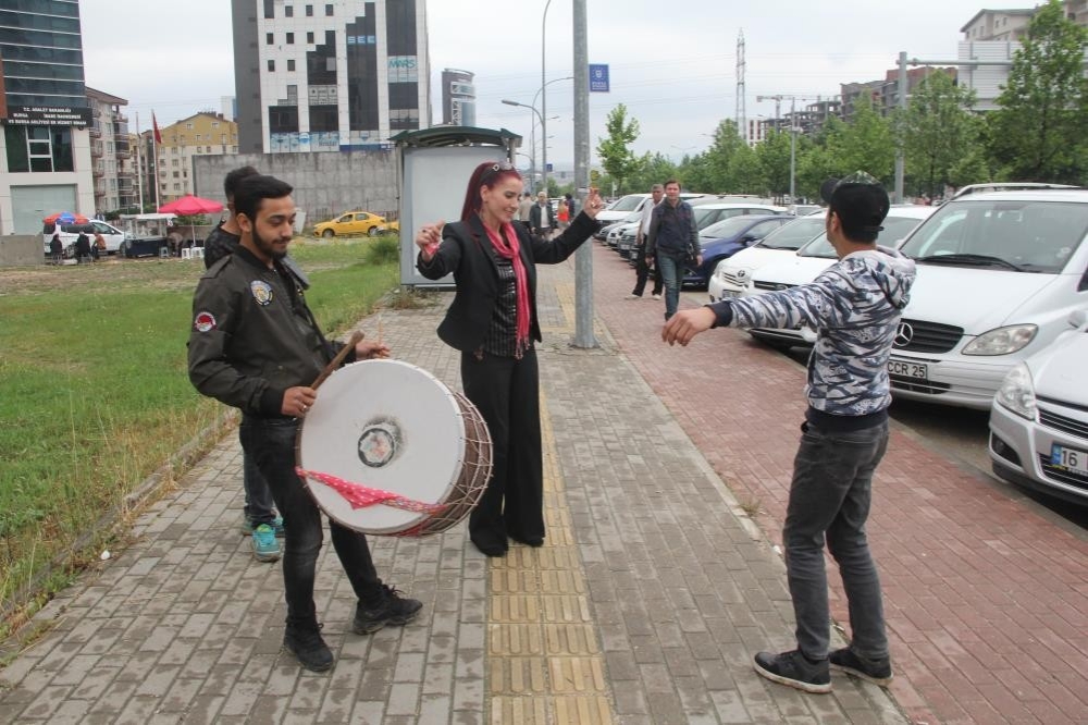 ’Boşandım’ diye davul zurna çaldırdı, şimdi de uzaklaştırma kararı aldırdı
