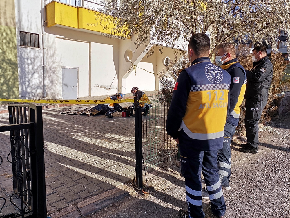 Boşanma aşamasındaki kadın 8. kattan atlayarak yaşamına son verdi