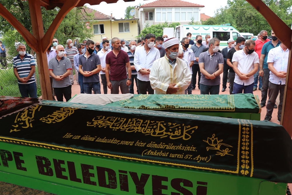 Boşanmak üzere olduğu eşi tarafından öldürülen kadın ve annesi toprağa verildi