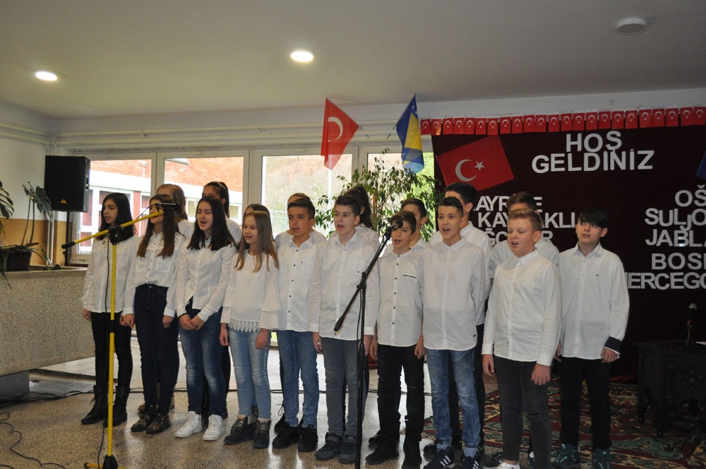 Boşnak Öğrenciden Duygulandıran İstiklal Marşı Okuması
