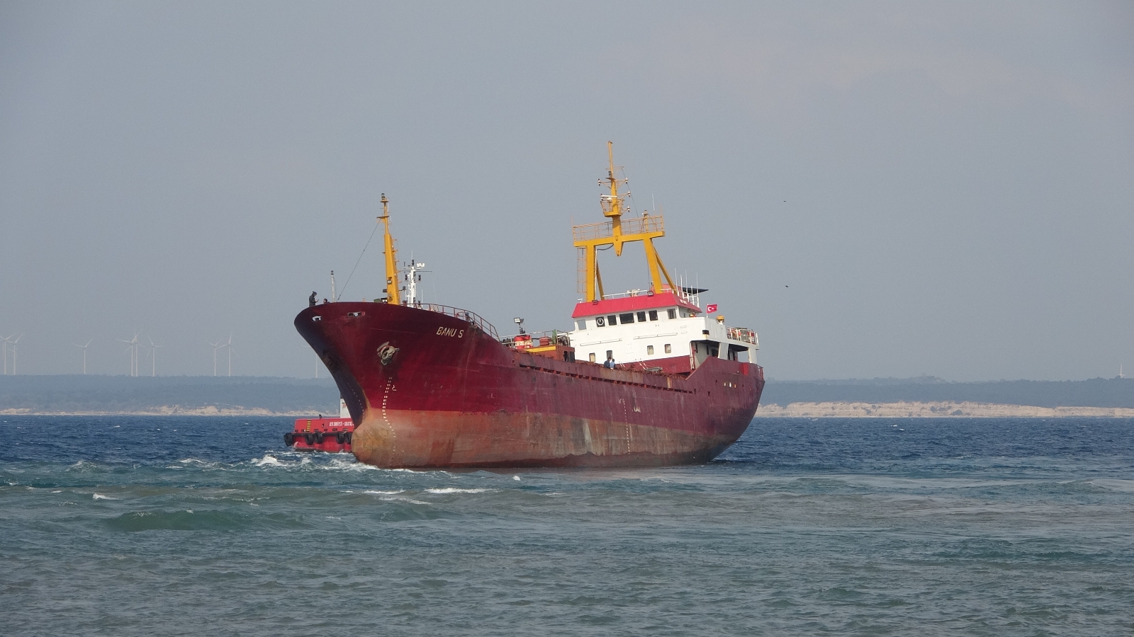 Bozcaada’da karaya oturan gemi kurtarıldı
