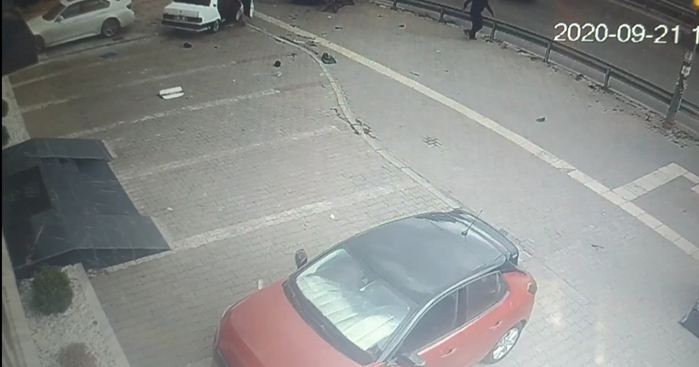 Bozulan araçlarını iterken başka araç gelip vurdu
