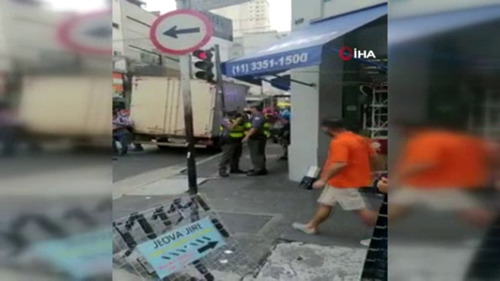 Brezilya’da askeri polis sokak ortasında meslektaşına silah çekti