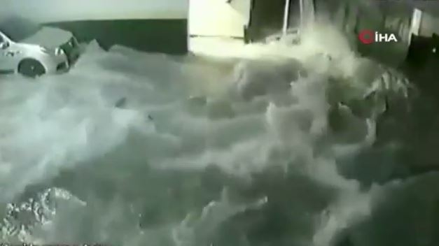 Brezilya’da lüks binanın havuzu çöktü: Otoparkı su bastı