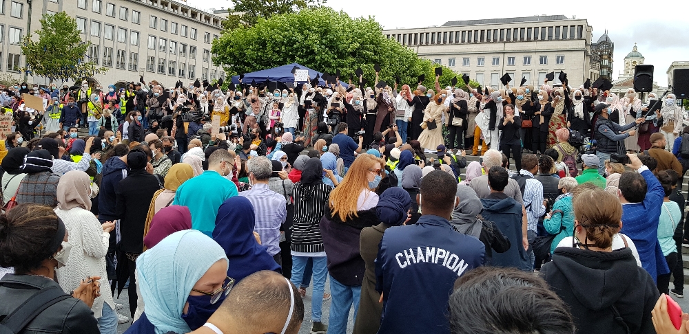Brüksel’de başörtüsü yasağı protesto edildi