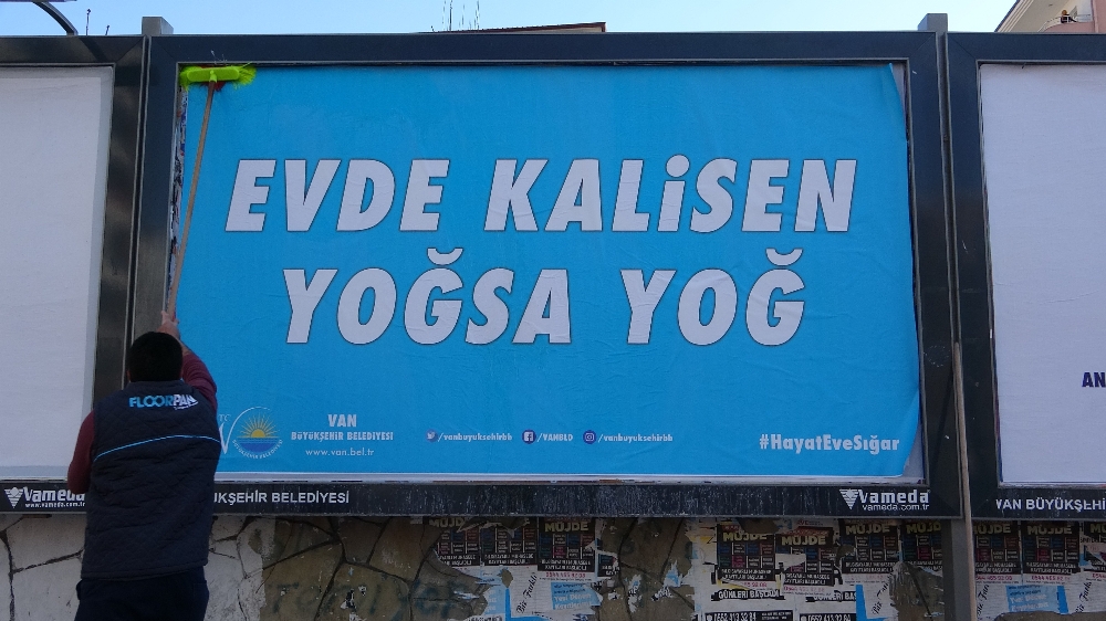 Bu afişleri görenleri kendilerini gülmekten alamadı