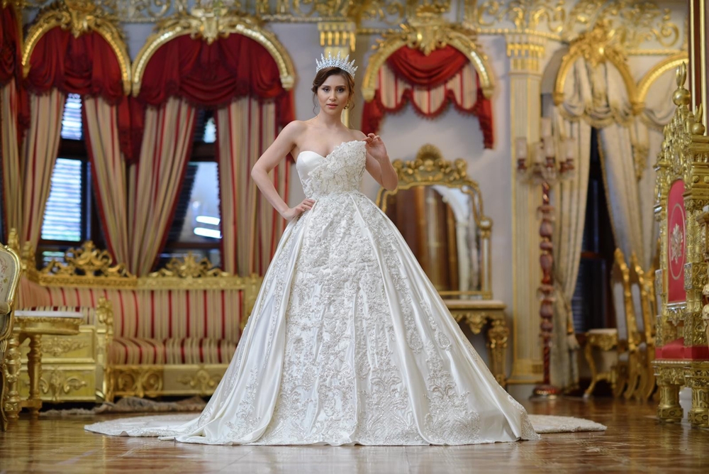 Bu gelinliği taşımak güç istiyor, tam 35 kilo ağırlığında