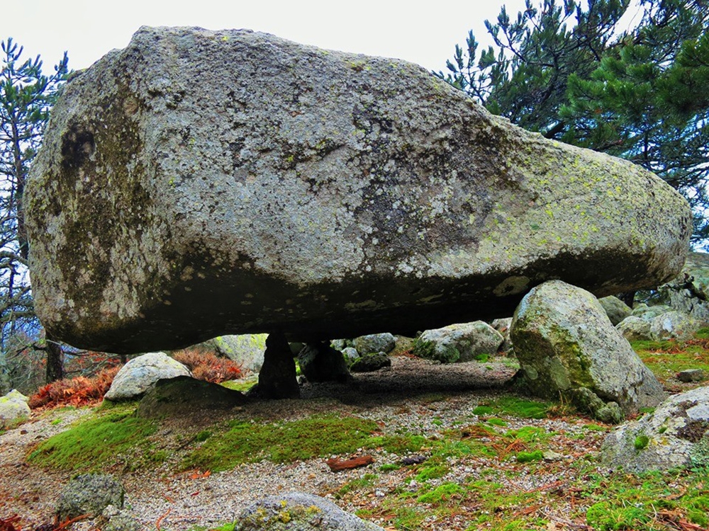 Bu kaya görenleri şaşkına çeviriyor