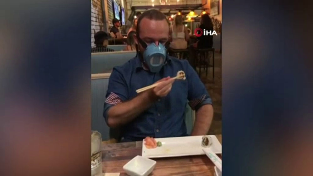 Bu maskeyi takarken aynı anda yemek yiyebilirsiniz