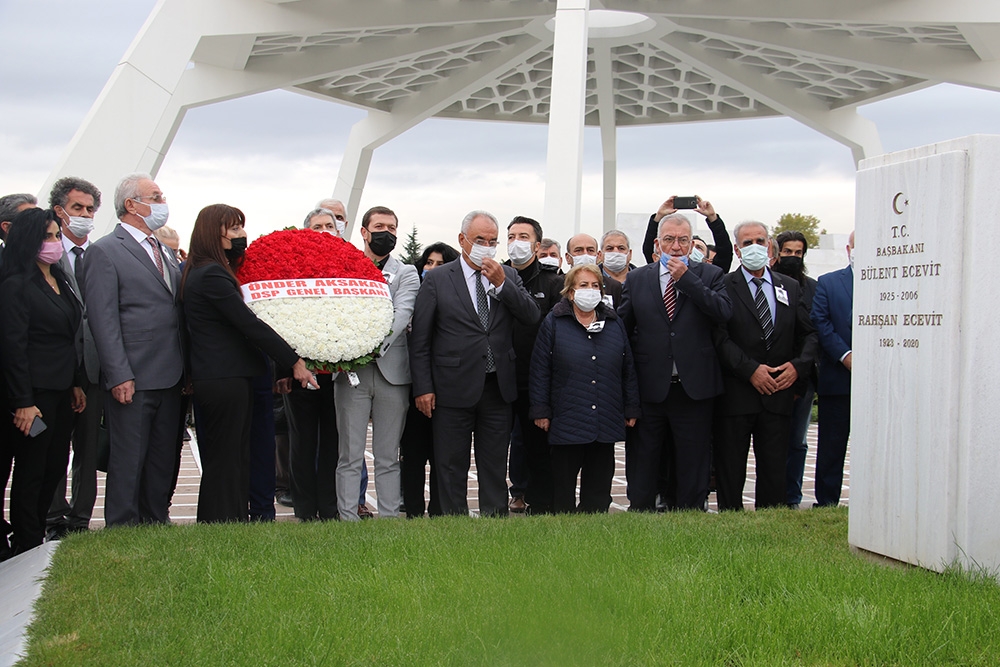 Bülent Ecevit kabri başında anıldı