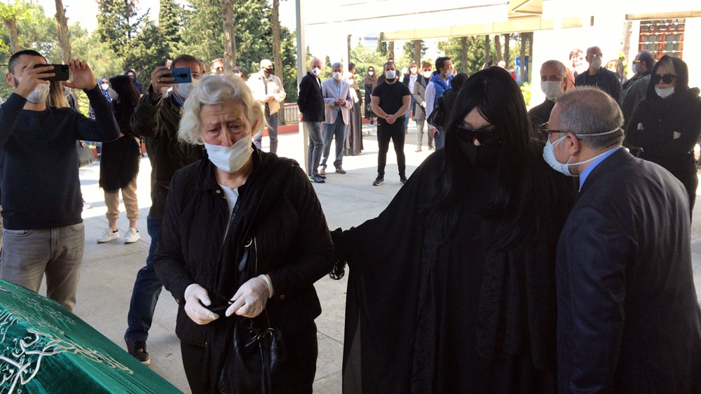 Bülent Ersoy’un annesi son yolculuğuna uğurlanıyor