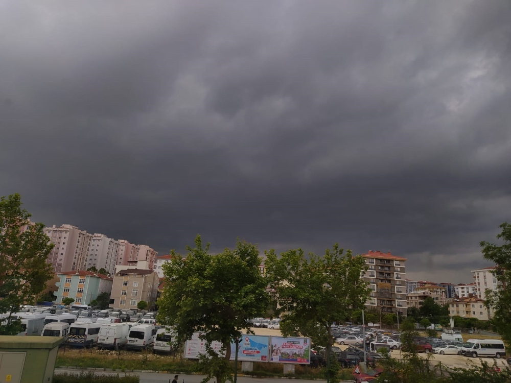 Bulutlar Gündüzü Geceye Çevirdi