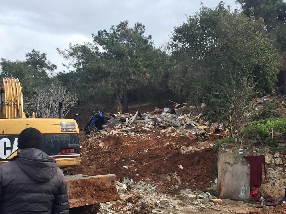 Burgazada’daki son ahırlar da İBB tarafından yıkıldı