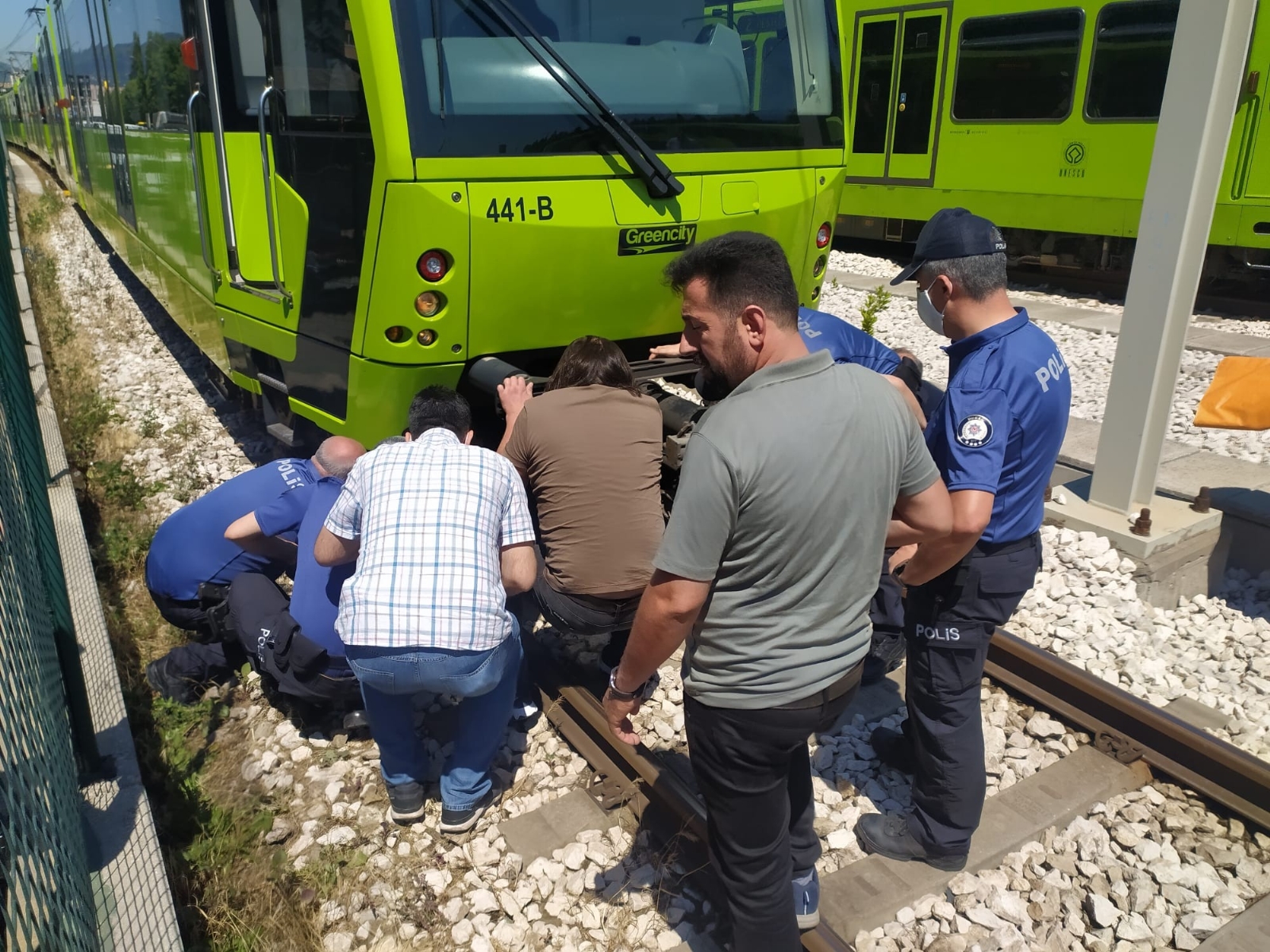 Bursa metrosunda korku dolu anlar...Şehrin metro hattını yarım saat kilitledi