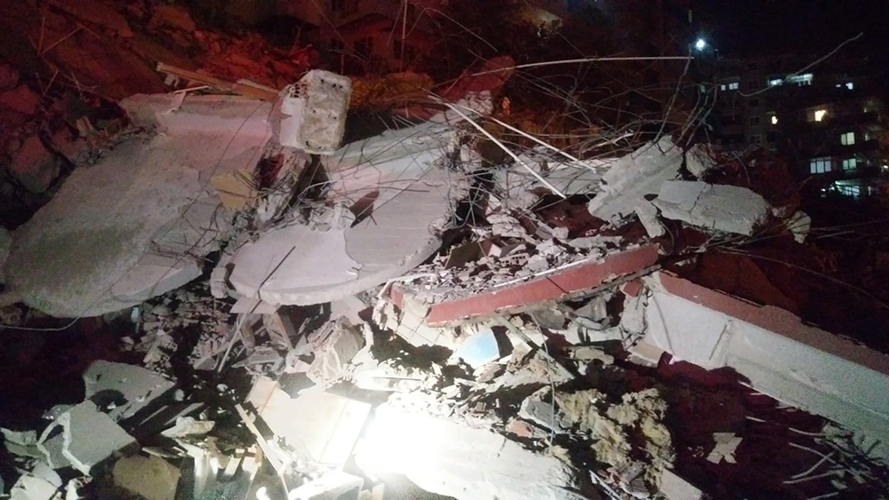 Bursa’da 3 ay önce boşaltılan 9 katlı apartman çöktü