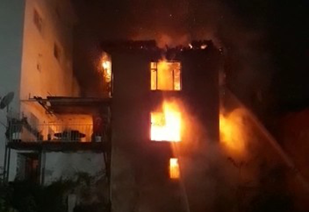 Bursada 3 Katlı Bina Alev Alev Yandı