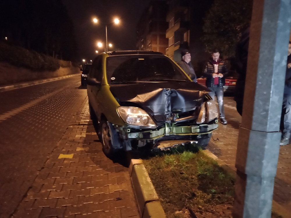 Bursa’da alkollü sürücü telefonuna bakınca