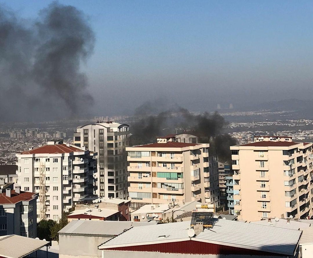 Bursa’da apartmanda çıkan yangında can pazarı yaşandı