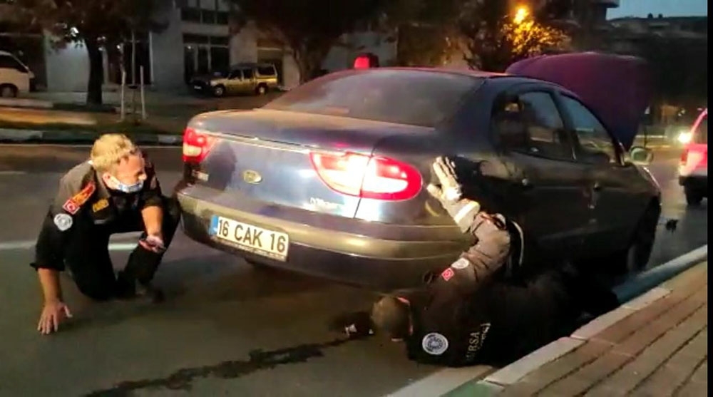 Bursa’da aracın motoruna sıkışan kedi 1 saat sonra kurtarıldı