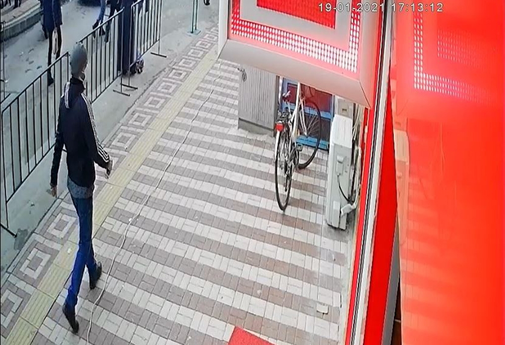 Bursa’da bisiklet hırsızlığı güvenlik kamerasına yansıdı