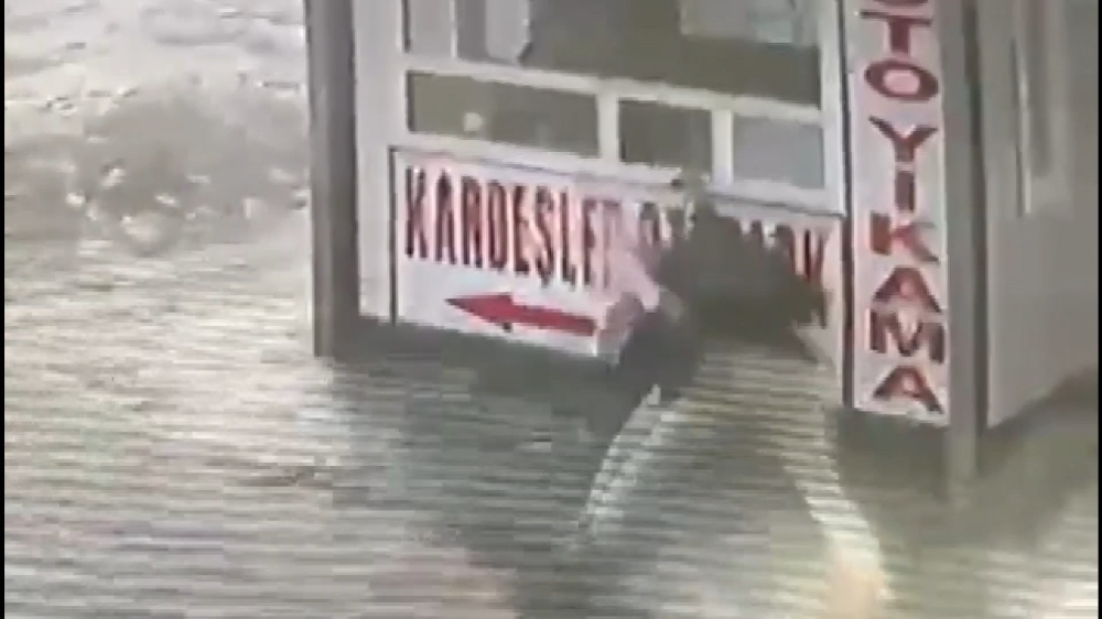 Bursa’da buzlu yolda kayarak düşen baba kucağındaki çocuğunu böyle korudu