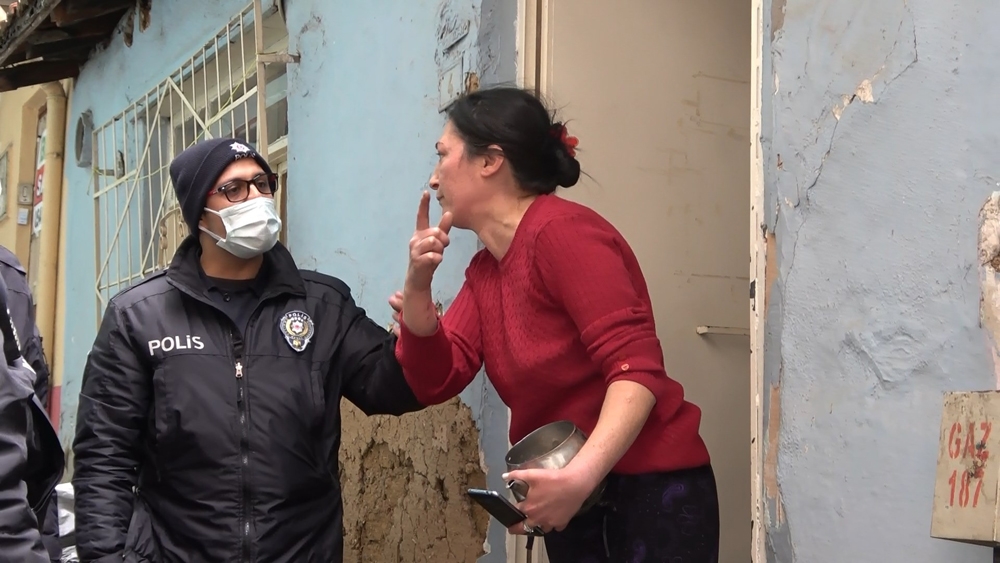 Bursa’da çaydanlıkla polise saldıran kadın serbest kalınca mahalle sakinlerine sopayla saldırdı