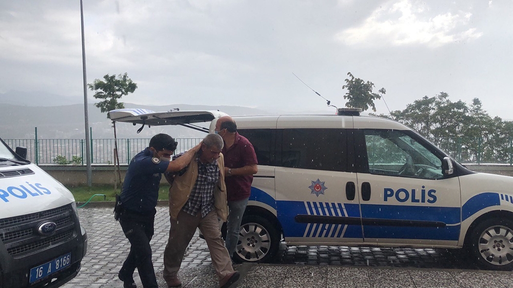 Bursa’da eşini sokak ortasında böyle vurdu