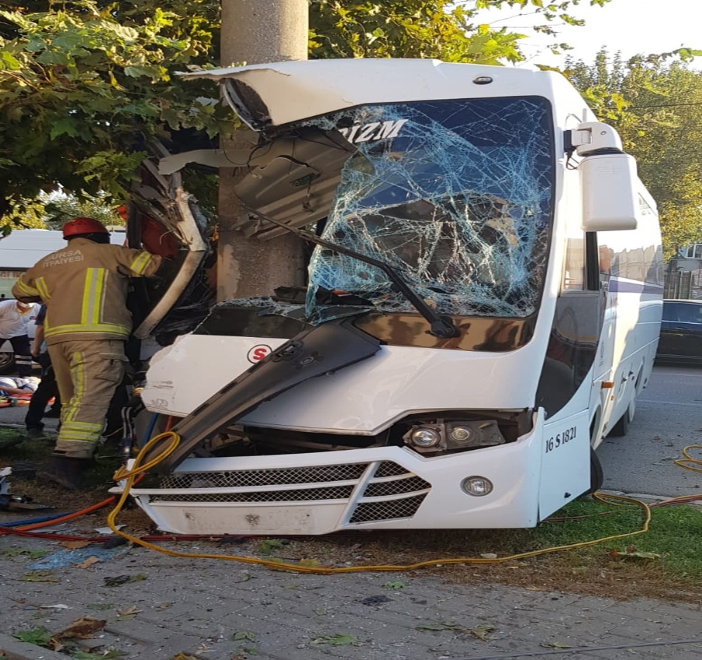 Bursa’da işçi midibüsü elektrik direğine çarptı: 2 ölü, 17 yaralı