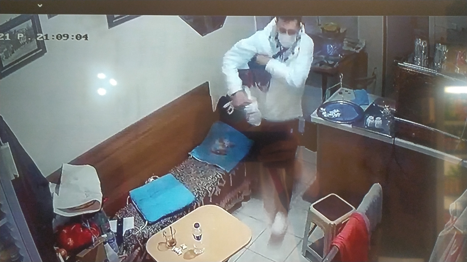 Bursa’da kadın esnafın dükkanına giren hırsız çantayı çalıp kayıplara karıştı
