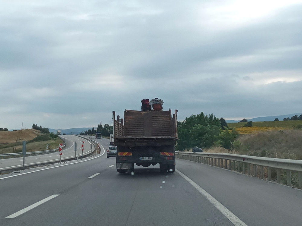 Bursa’da kamyon üstünde tehlikeli yolculuk