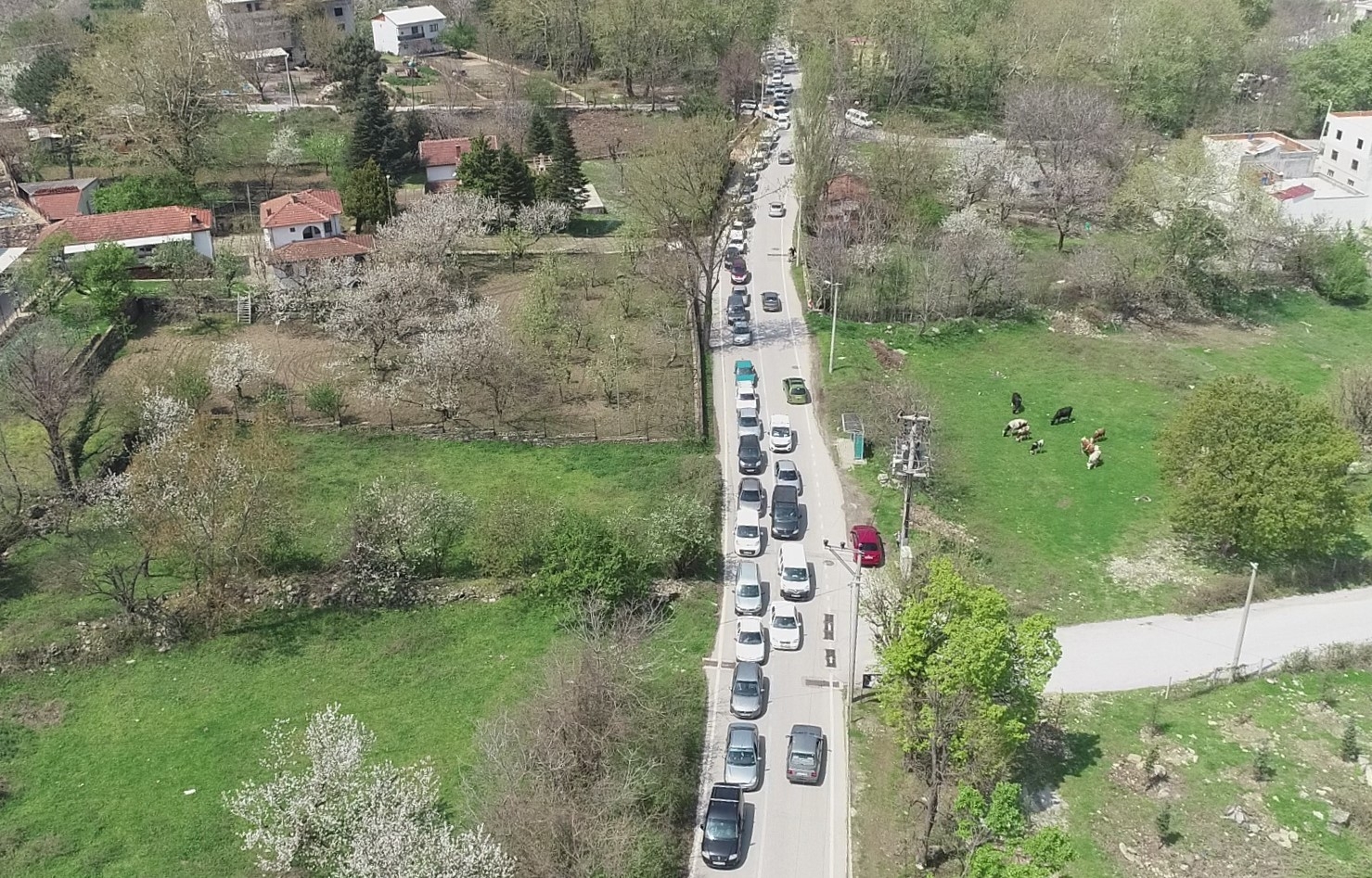 Bursa’da kısıtlama öncesi kilometrelerce kaynak suyu kuyruğu