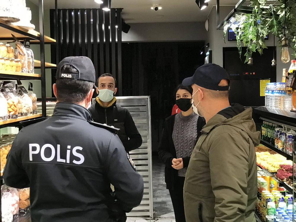 Bursa’da kısıtlamanın ilk dakikalarında polis ekiplerinden denetim