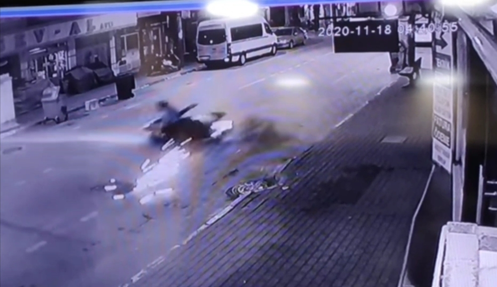 Bursa’da kontrolden çıkan motosiklet savruldu...İki kişi ölümden böyle döndü