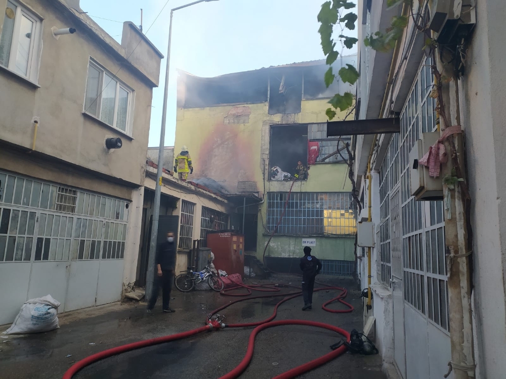 Bursa’da korkutan yangın plastik atölyesi küle döndü