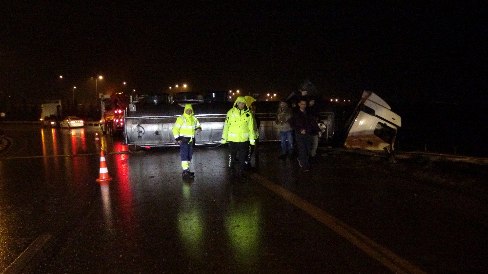 Bursa’da kostik kimyasalı yüklü tanker devrildi
