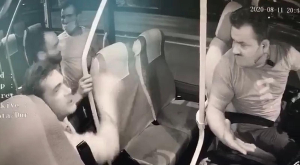 Bursa’da minibüs şoförü ve mahalle bekçisi iki kişi tarafından minibüsün içerisinde darp edildi