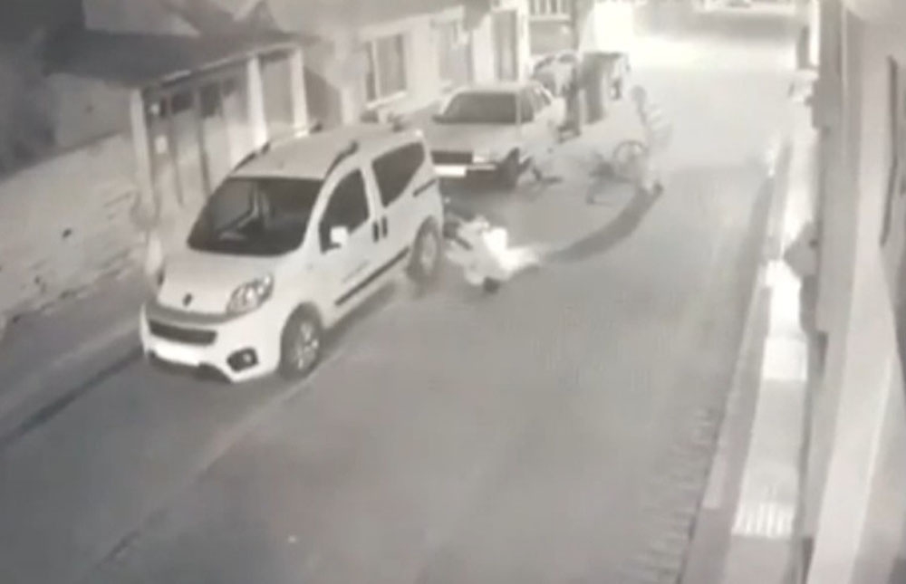 Bursa’da motosiklet ve bisiklet çarpıştı o anlar kamerada