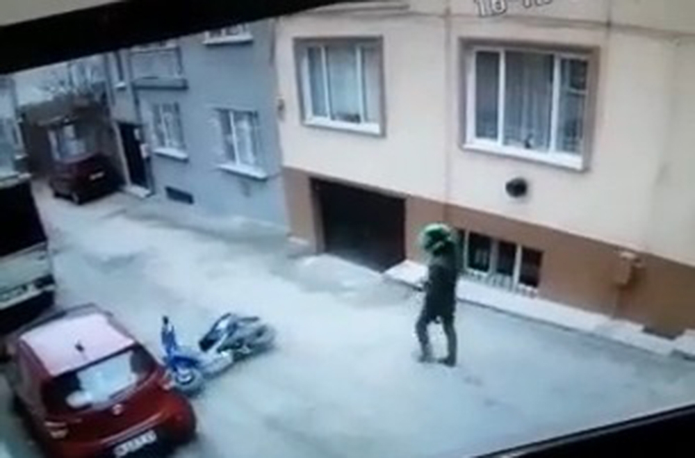 Bursa’da motosikletiyle tek teker üstünde giden sürücünün düşme anı kamerada