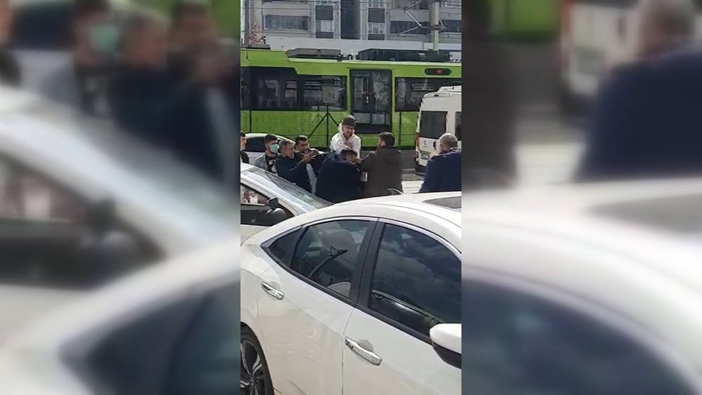 Bursa’da omuz atma tartışmasında yumruklar havada uçuştu