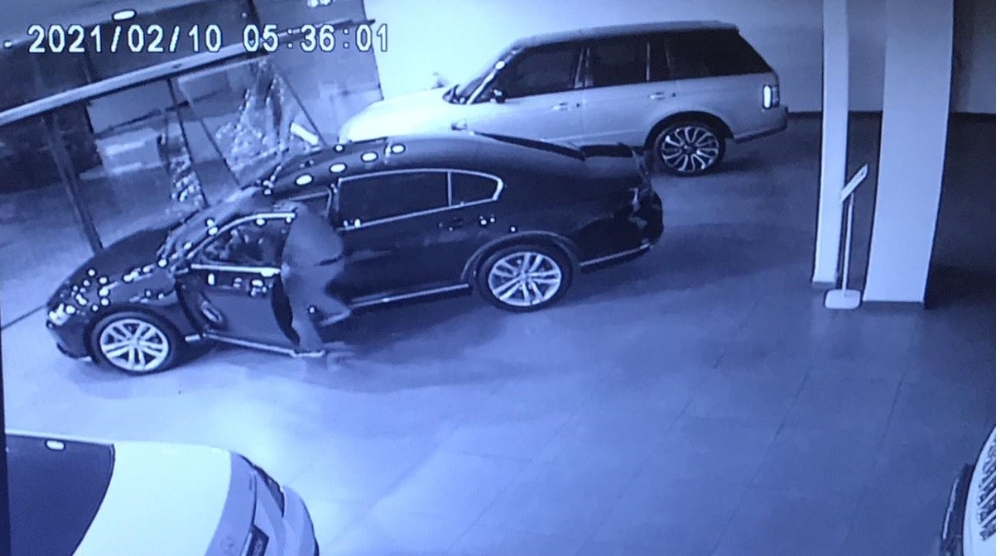 Bursa’da oto galerinin camını böyle kırıp 500 bin liralık lüks aracı böyle çaldılar