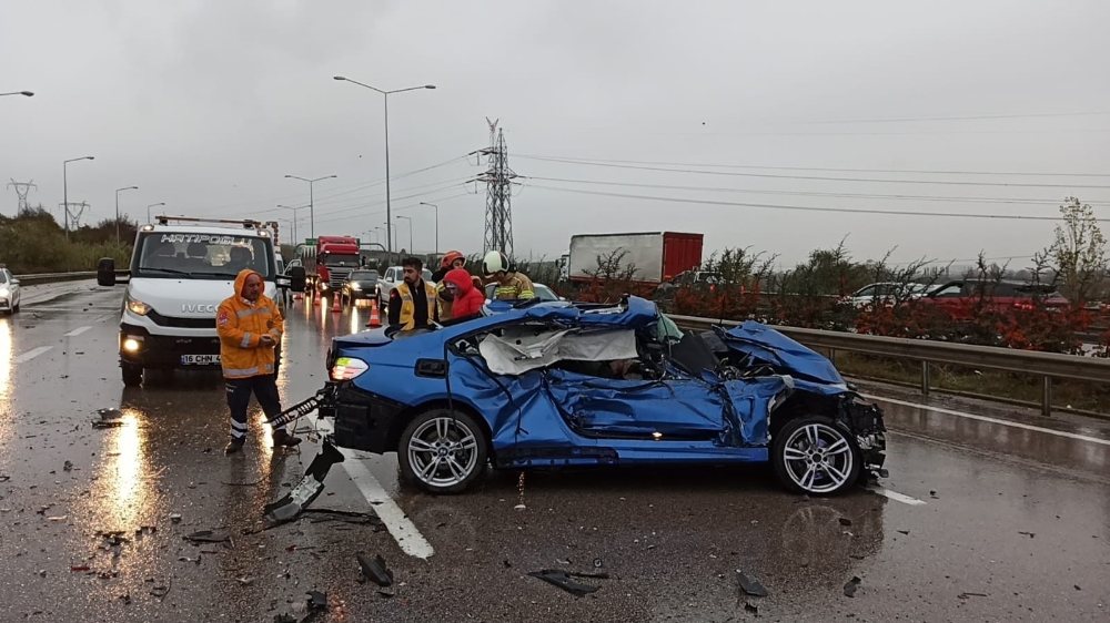 Bursada Otobanda Su Birikintisi Faciası...lüks Otomobilin Sürücüsü Sıkışarak Öldü