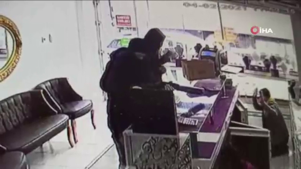 Bursa’da pompalı tüfekle soygun güvenlik kamerasında