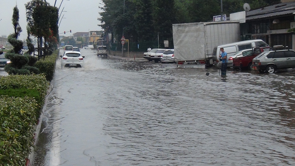 Bursa’da sağanak yağmur hayatı felç etti