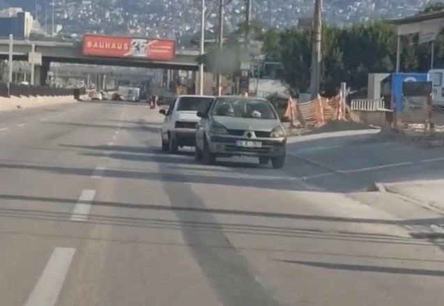 Bursa’da şaşkına çeviren görüntü...Arızalı otomobili kara yolunda ters çekti